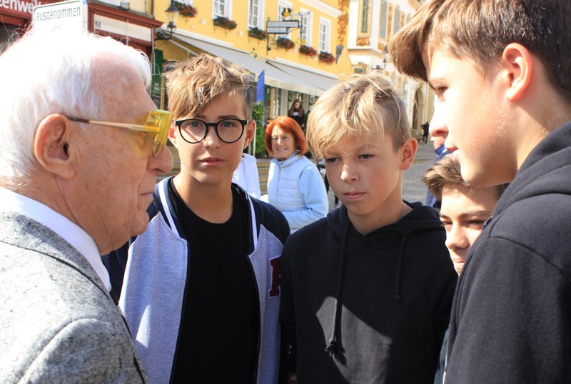 Andrew und Schüler.jpg