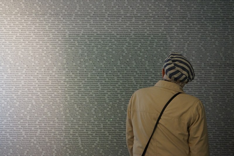 ART WORKS - Pole vor Wand der Namen - ZHZ Melk Rabl.JPG