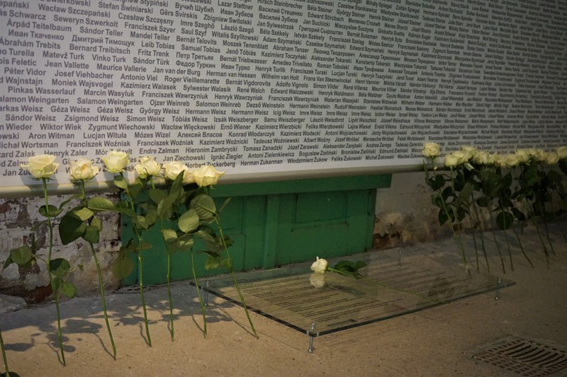 Gedenken 2020 - Wand der Namen mit weißen Rosen.jpg