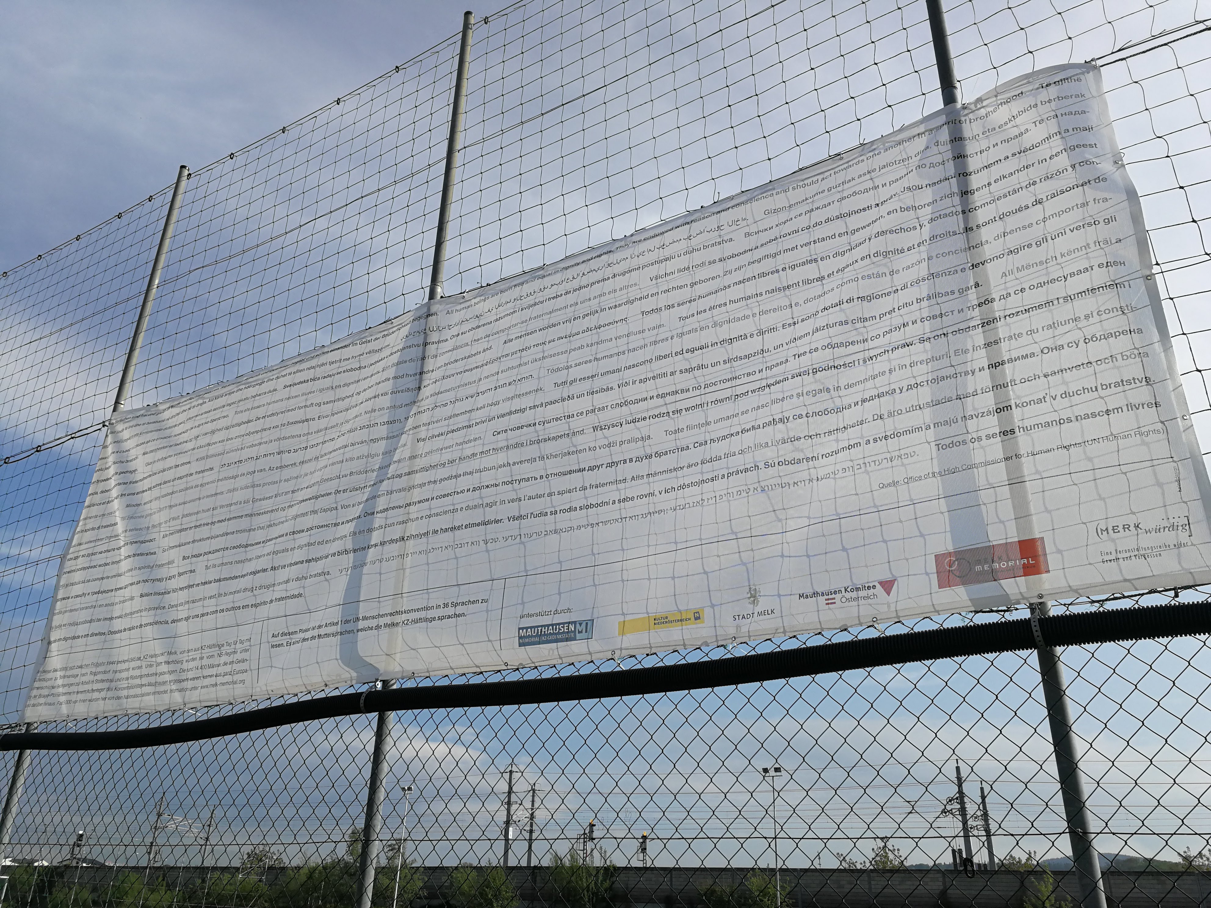 Haltepunkt Melk - Gedenkplakat Menschenrechte.jpg