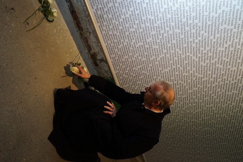 Wand der Namen - Gedenkfeier 2 - Pater Martin.JPG