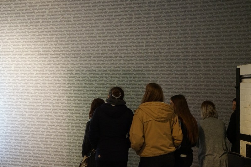 Wand der Namen - Gedenkfeier - Schüler.JPG