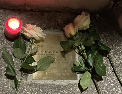 Foto_Steinsetzungsfeier_Anna Hacker.jpg